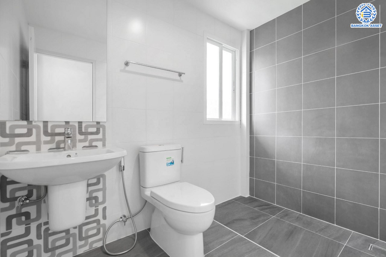 บ้านมือสองตกแต่งใหม่ ม.คาซ่าพรีเมี่ยม ราชพฤกษ์-พระราม5 บ้านเดี่ยวหลังใหญ่ 3 ชั้น แบรนด์ Q.House เนื้อที่ 50.4 ตร.ว. ดีไซน์ตอบทุกไลฟ์สไตล์ ฟังก์ชัน 3 ห้องนอนใหญ่ 4 ห้องน้ำ จอดรถได้ 4 คัน บนทำเลติดถนนใหญ่ เชื่อมต่อทุกเส้นทาง ใกล้ตลาดเจ้าพระยา ,เดอะวอล์ค ,ร.ร.เตรียมอุดมศึกษาฯ เซ็นทรัลเวสต์เกตและรถไฟฟ้า "สถานีบางพลู"